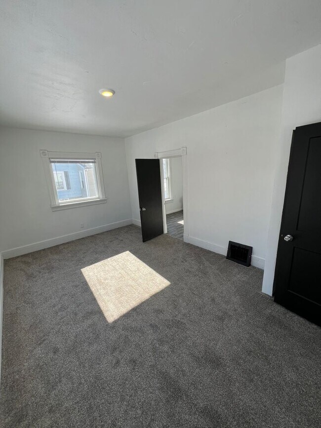 Foto del edificio - 4 Bedroom 2 Bath Single Family Home Available NOW!