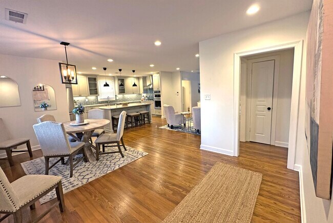 Building Photo - 3815 Montclair Dr