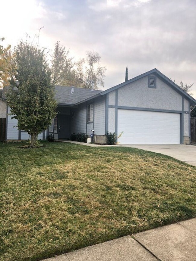 Building Photo - BEAUTIFUL 3 BED 2 BATH HOME OFF OF HILLTOP