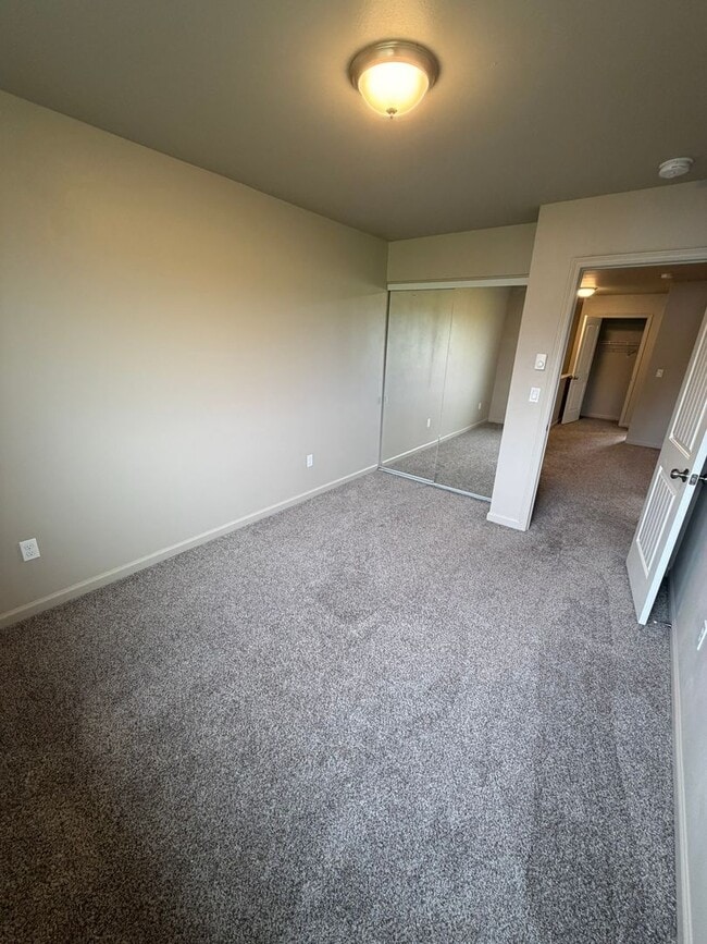 Building Photo - **MOVE IN SPECIAL!** 3 Bedroom Duplex Close to Shopping and Schools!