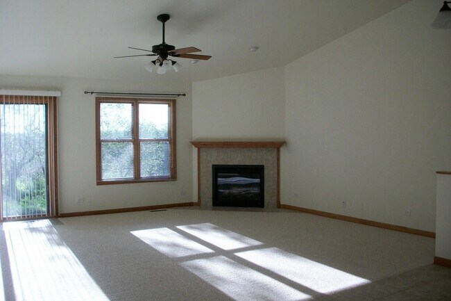 Foto del edificio - 332 Cassidy Ct