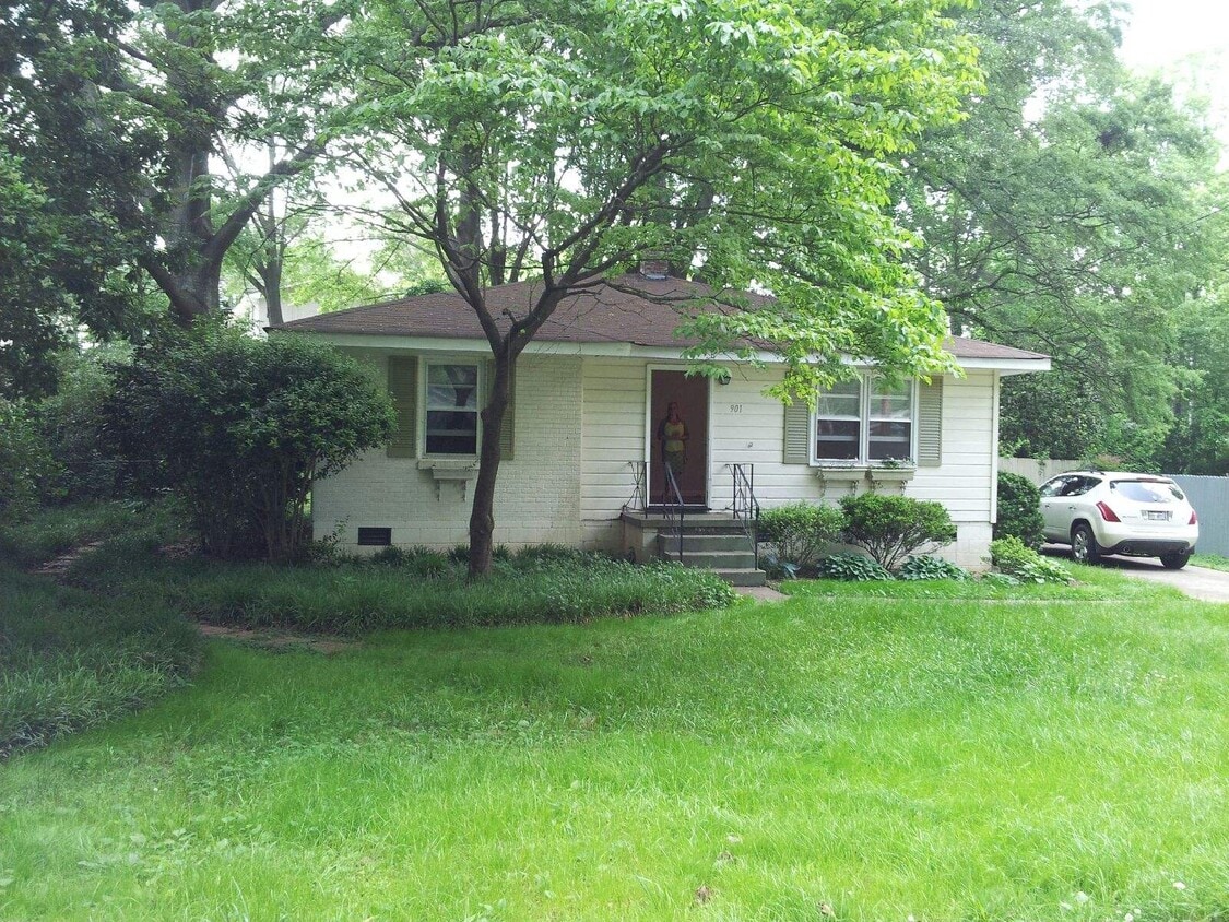Photo - 901 McLinden Ave SE