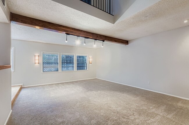 Foto del edificio - 8600 Tallwood Dr