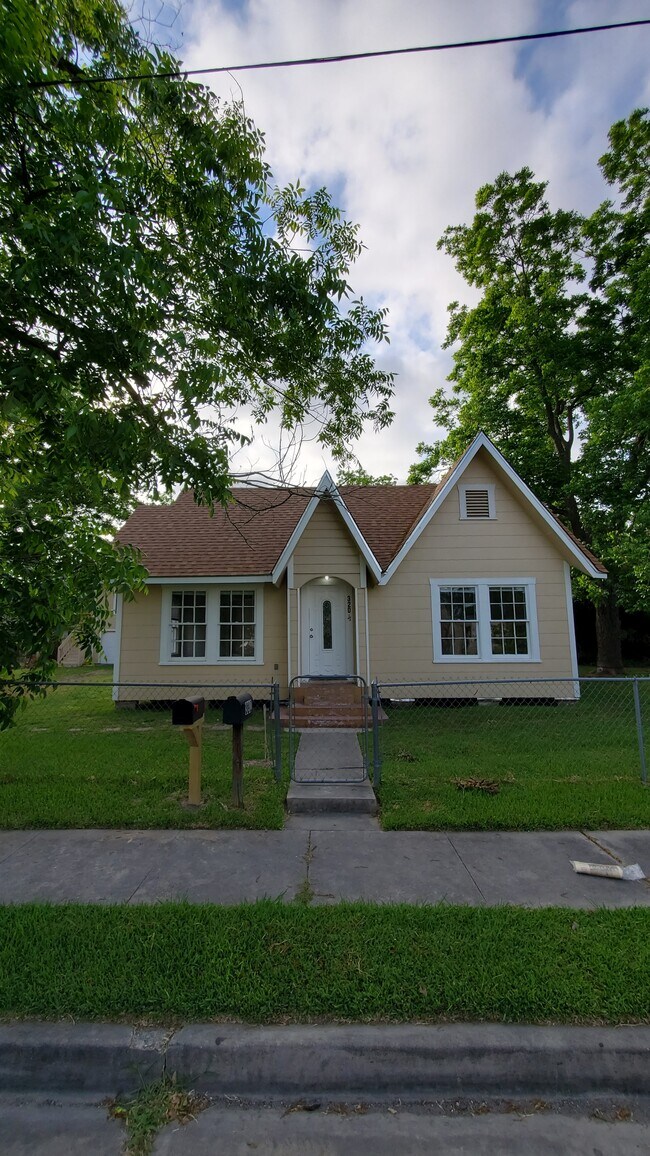 4 bed / 2 bath / 2 car garage (3rd bay is for garage apartment n) - 320 S Ashbel St