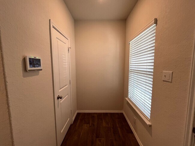 Building Photo - 465 Middle Grn Lp