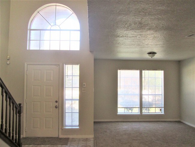 Foto del edificio - Spacious 2 Story Home