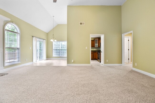Building Photo - Dog Friendly Three Bedroom with Bonus!