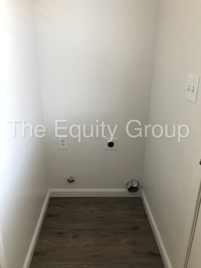 Foto del edificio - Newly remodeled unit! Just listed!