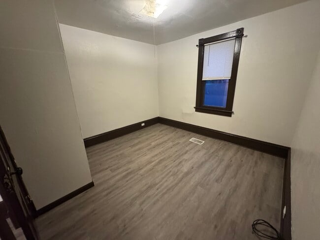 Building Photo - 560 8th Ave N