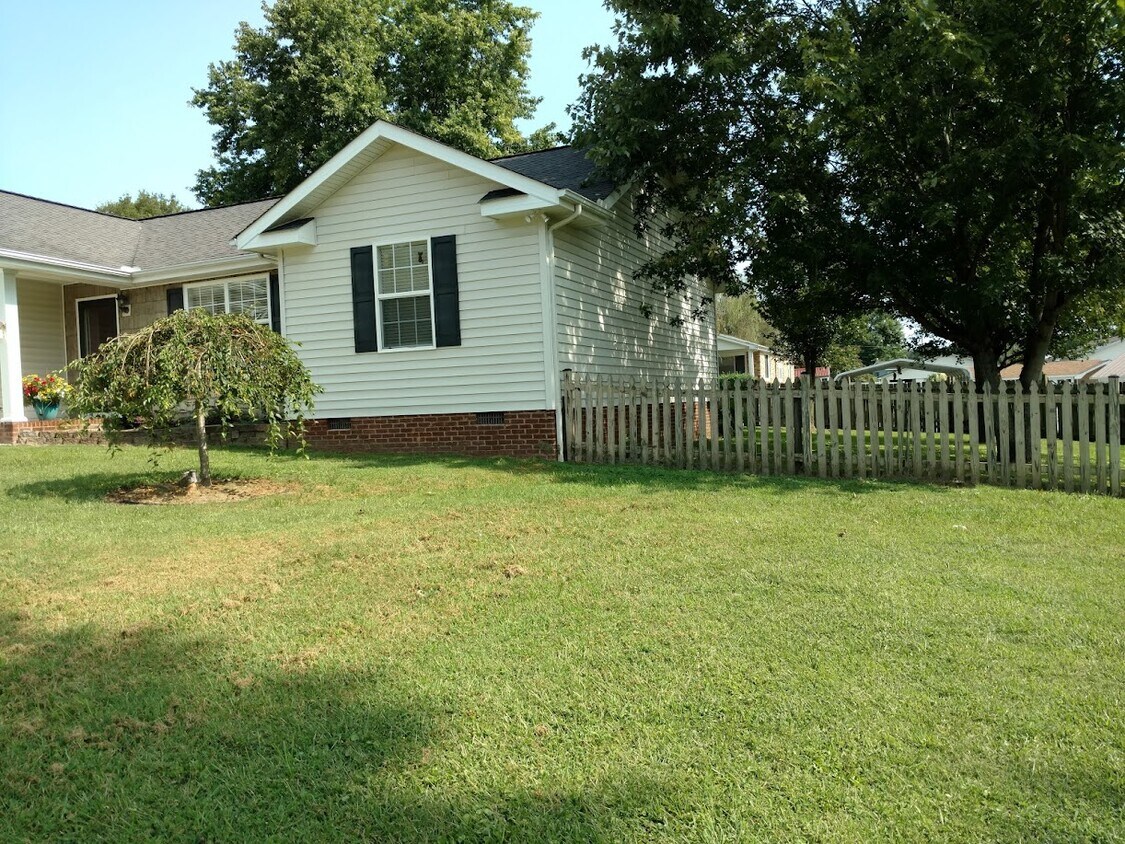 Primary Photo - 327 S Fowler St