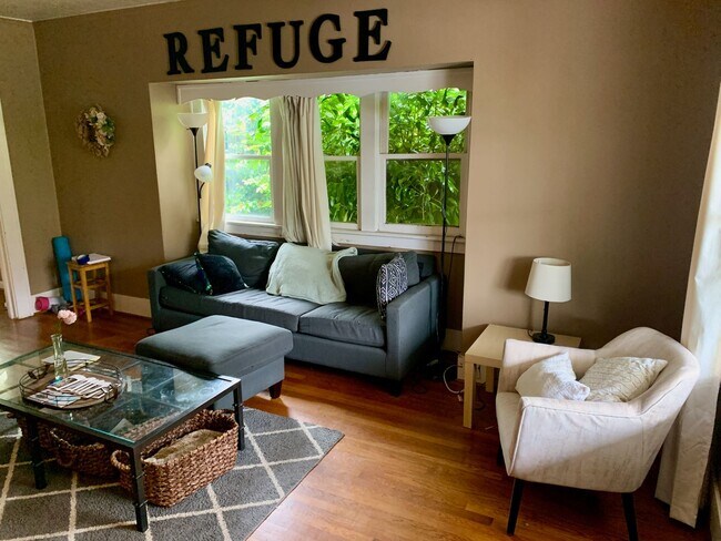 Building Photo - Stunning 6 Bed, 2 Bath House with Front Porch and Backyard a few Steps Away from OSU Campus!