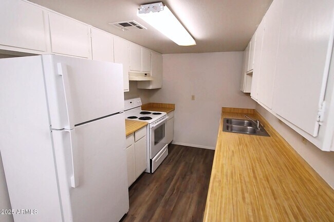 Foto del edificio - 544 W 9th St
