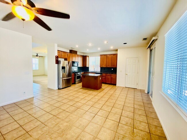 Foto del edificio - REDUCED!!  Huge 5 Bedroom 3 Bath Home Clos...