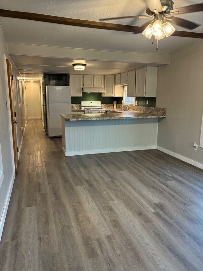 Building Photo - 511 S H St