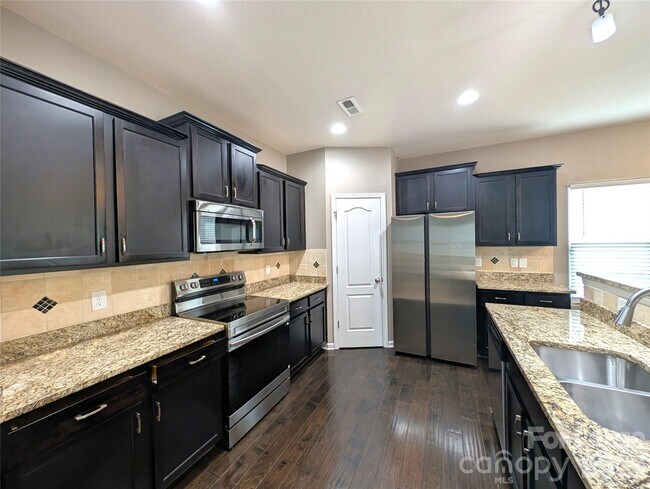 Foto del edificio - 9223 Avery Meadows Dr