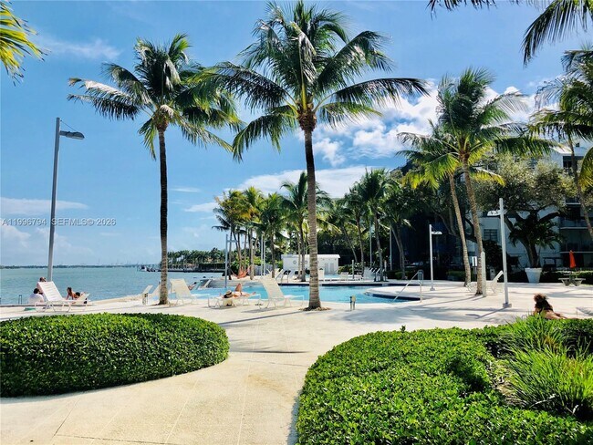 Foto del edificio - 650 NE 64th St