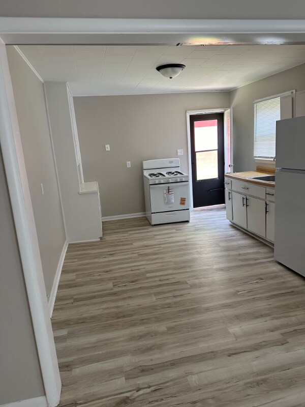 Building Photo - 214 N Main St