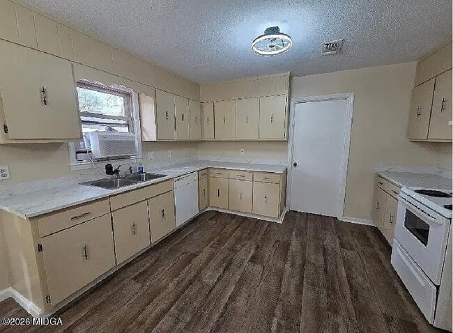 Building Photo - 2412 Shea Dr