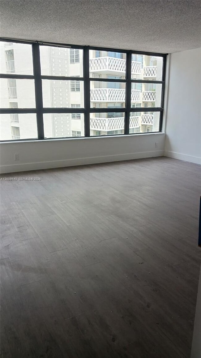Foto del edificio - 1440 Brickell Bay Dr