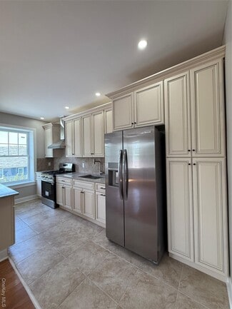 Building Photo - 94-34 Van Wyck Expy