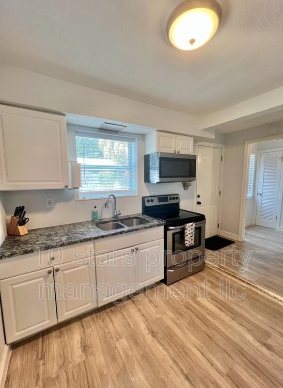 Building Photo - 725 21st Ave S