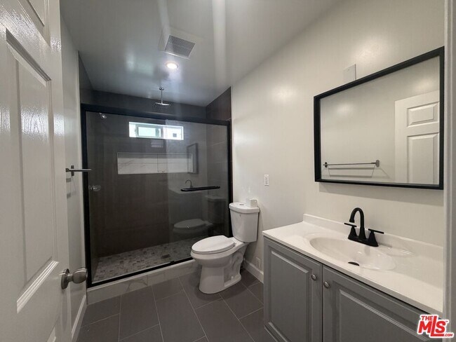 Foto del edificio - 915 S Grand View St