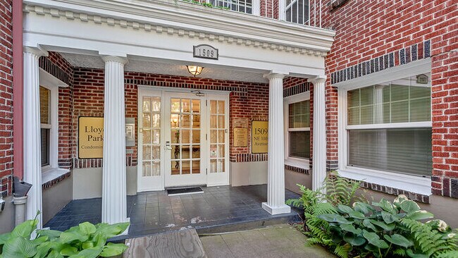 Puerta de entrada programada individualmente para código de entrada personal - 1509 NE 10th Ave