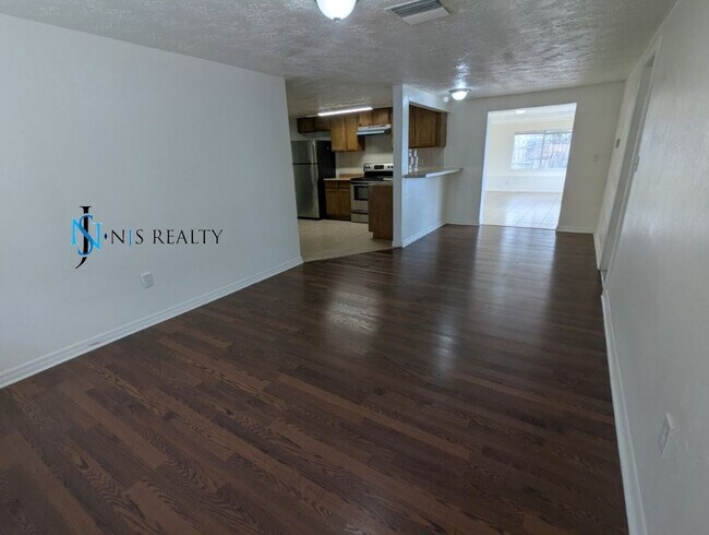 Building Photo - Gorgeous 3/2 1804 Sq. Ft. with new floorin...