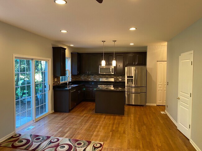 Building Photo - 2906 Peachtree Cir