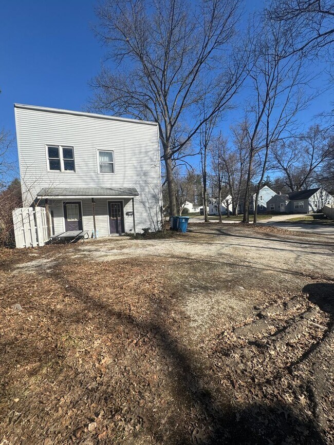 Foto del edificio - 1017 1/2 Vine St Kent OH 44240 RM2 .MM .T2