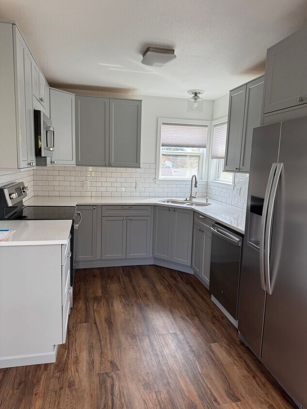 Foto principal - Beautiful newly renovated home on the hill...