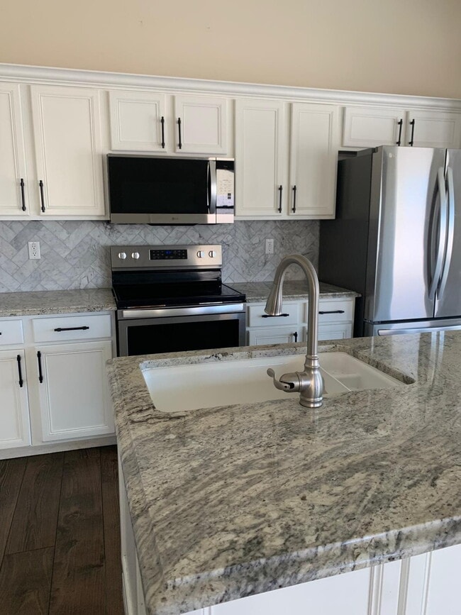 Building Photo - Beautiful Single-Level 3-Bedroom with Priv...