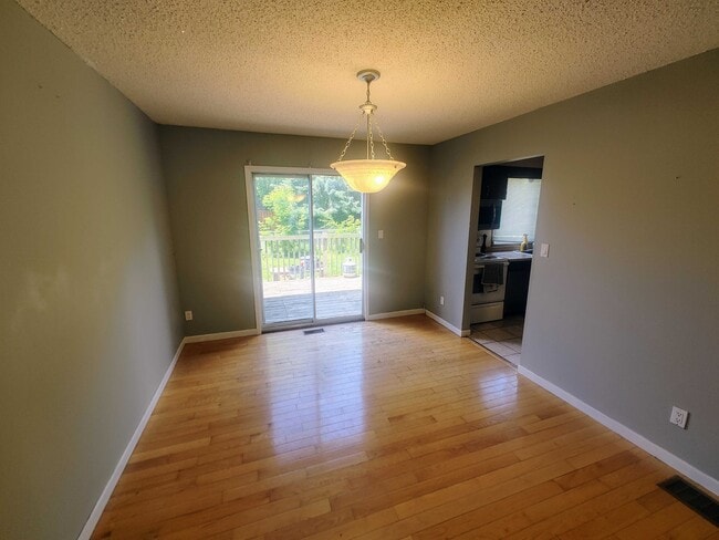 Building Photo - 745 Selkirk Rd