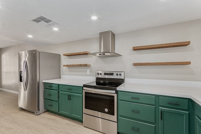 Building Photo - 736 S Farmer Ave