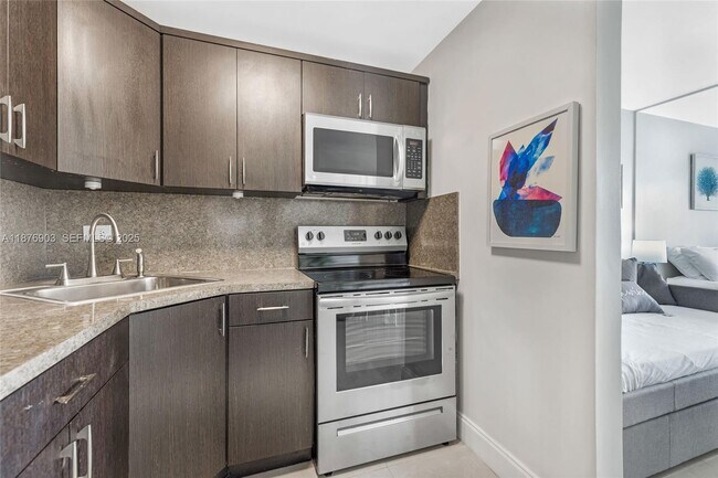 Foto del edificio - 7904 West Dr