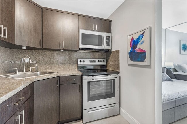 Building Photo - 7904 West Dr