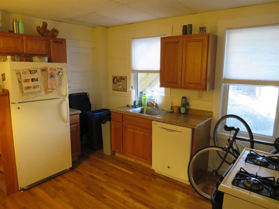 Building Photo - 197R Elm St