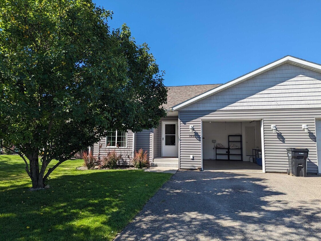 Primary Photo - 140 Barron Way
