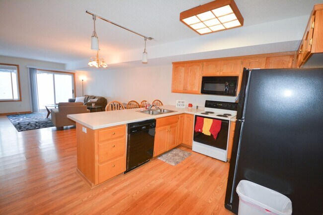 Foto del edificio - Rare end unit townhome in super convenient...