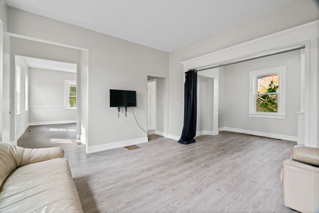 Foto del edificio - Spacious 3-Bedroom Home with Sunroom & Off-Street Parking in Johnston!