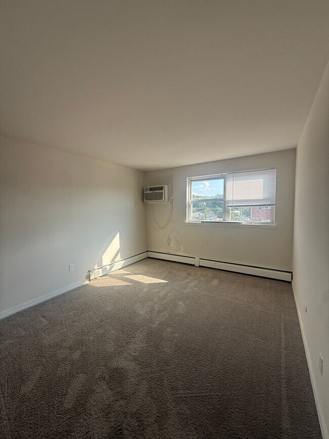 Interior Photo - Colonial Point Apartments