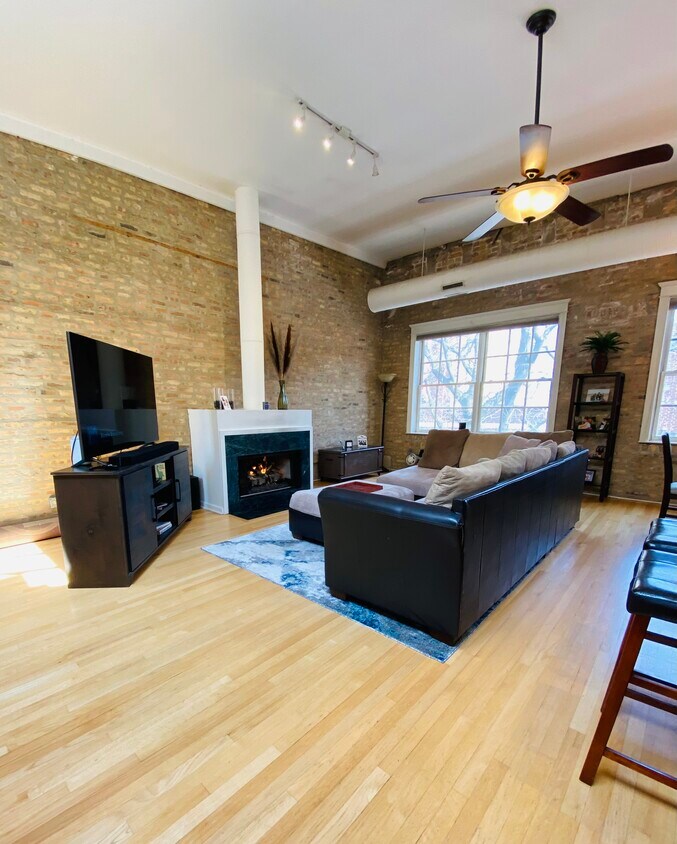 Primary Photo - 3830 N Sheffield Ave