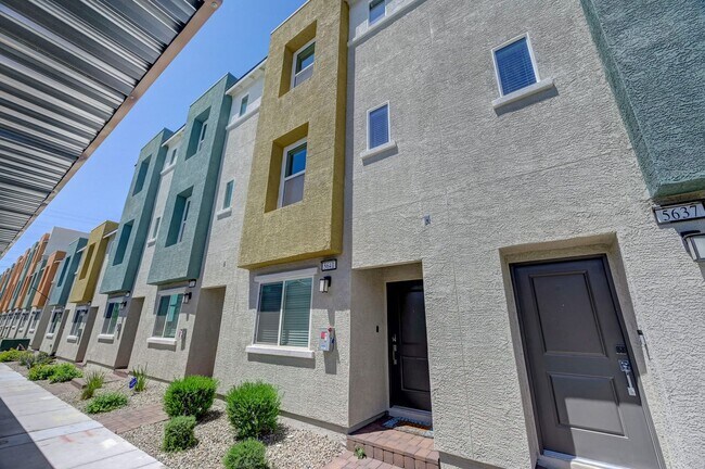 Building Photo - Cozy 3 story Townhome!