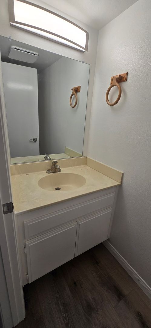Foto del edificio - East Ventura Condo - One Bedroom Loft