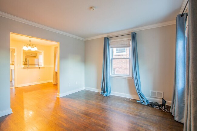 Foto del edificio - Lovely 3 BR/2 BA Semi-Detached Home in Tak...