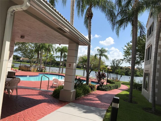 Foto del edificio - 2851 N Oakland Forest Dr