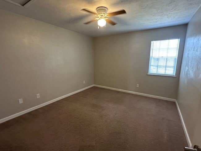 Building Photo - NE TOWNHOME IN ARBOR HILLS