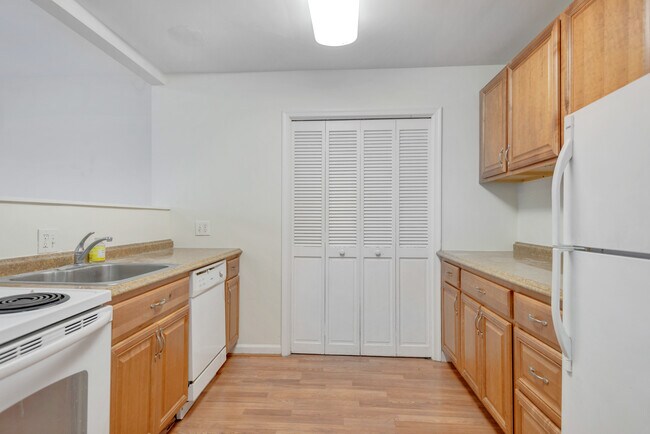 Building Photo - 650 D St SE