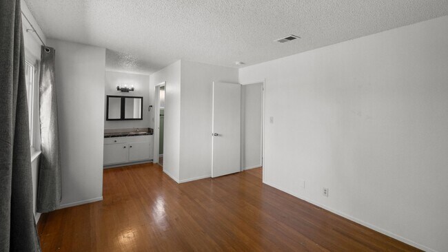Building Photo - 3bed/2bath home available now!