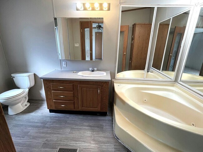 Foto del edificio - 467 Linda Ln